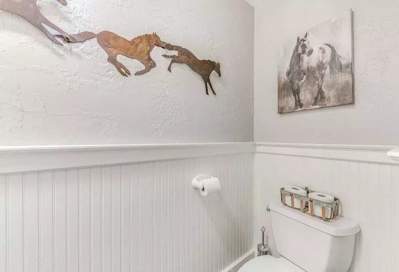 Alto Retreat W/ Wraparound Deck & Game Room!