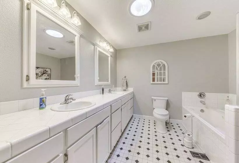 Alto Retreat W/ Wraparound Deck & Game Room!