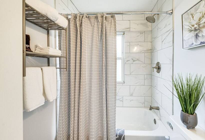 The Maple Tree  Home: 14 Mi To Downtown Cleveland