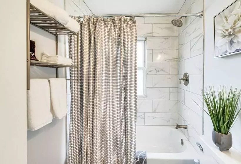 The Maple Tree  Home: 14 Mi To Downtown Cleveland