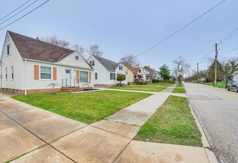 The Maple Tree  Home: 14 Mi To Downtown Cleveland