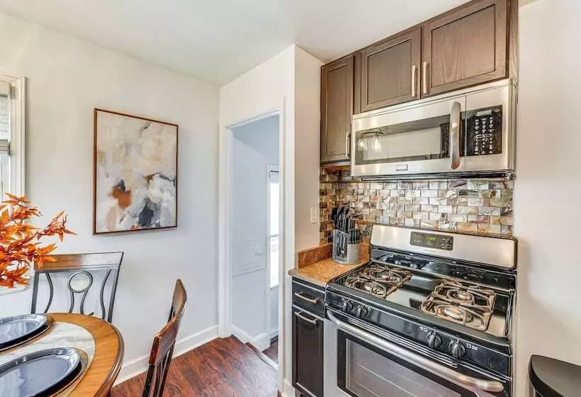 The Maple Tree  Home: 14 Mi To Downtown Cleveland