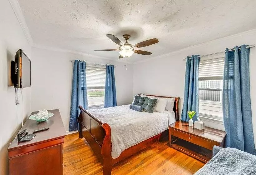 The Maple Tree  Home: 14 Mi To Downtown Cleveland