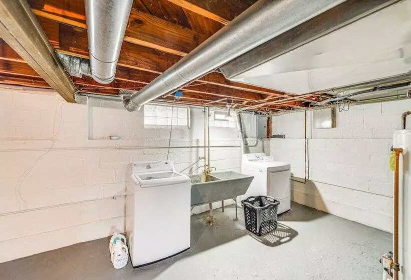 The Maple Tree  Home: 14 Mi To Downtown Cleveland