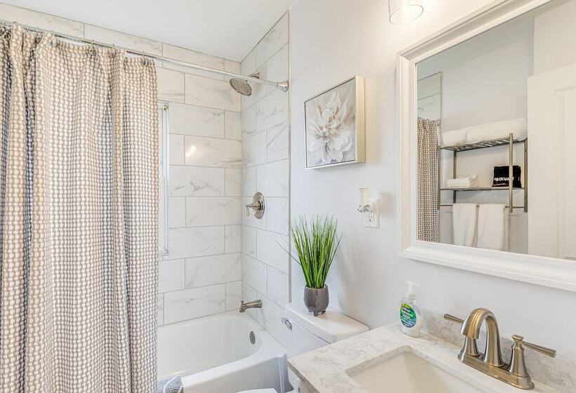 The Maple Tree  Home: 14 Mi To Downtown Cleveland