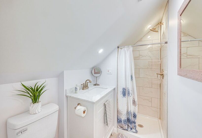 The Maple Tree  Home: 14 Mi To Downtown Cleveland