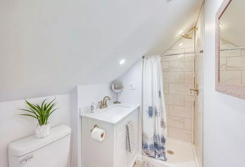 The Maple Tree  Home: 14 Mi To Downtown Cleveland