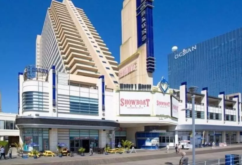 Two Separate Spacious Cozysuites On The Boardwalk