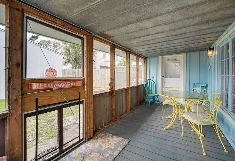 Retro Retreat In Llano W/ Screened Porch!