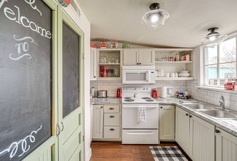 Retro Retreat In Llano W/ Screened Porch!