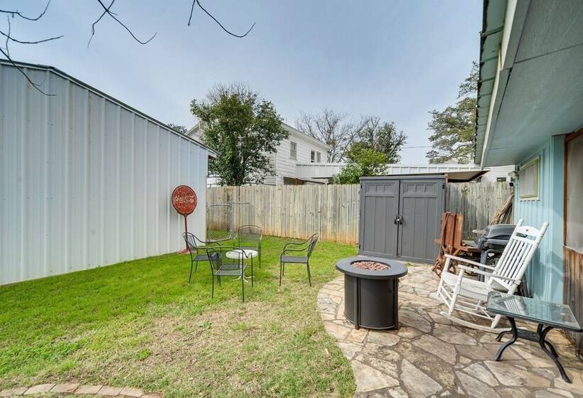 Retro Retreat In Llano W/ Screened Porch!