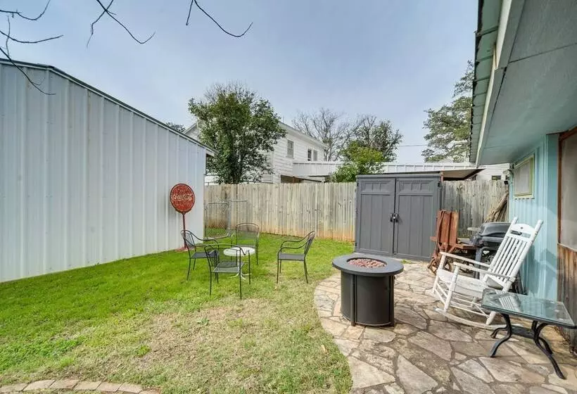 Retro Retreat In Llano W/ Screened Porch!