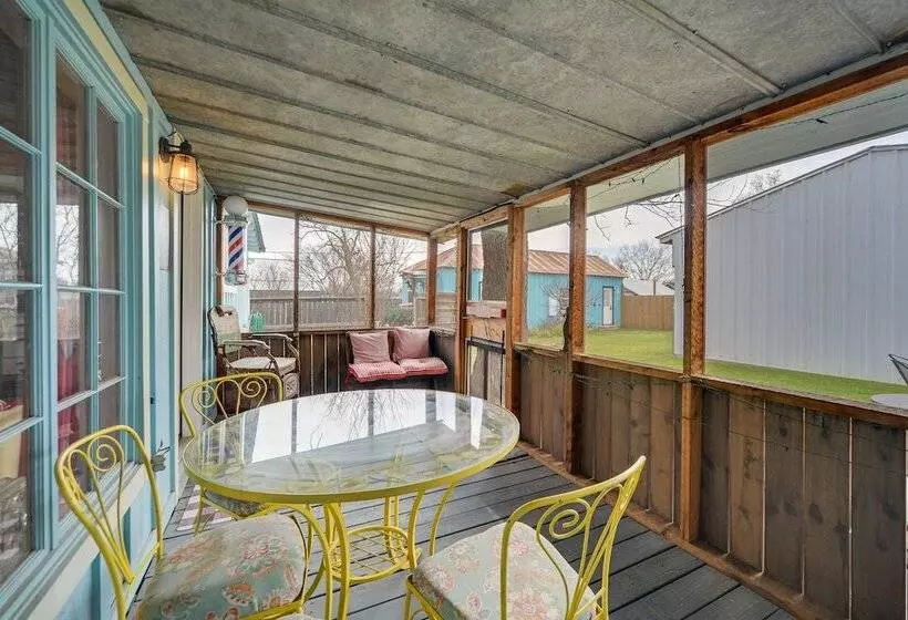 Retro Retreat In Llano W/ Screened Porch!