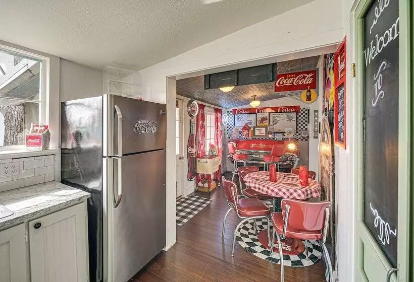 Retro Retreat In Llano W/ Screened Porch!