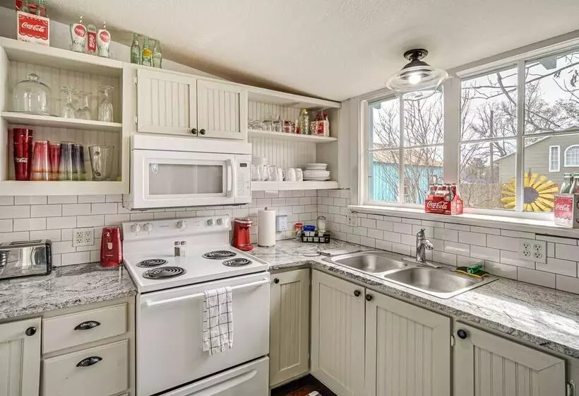 Retro Retreat In Llano W/ Screened Porch!