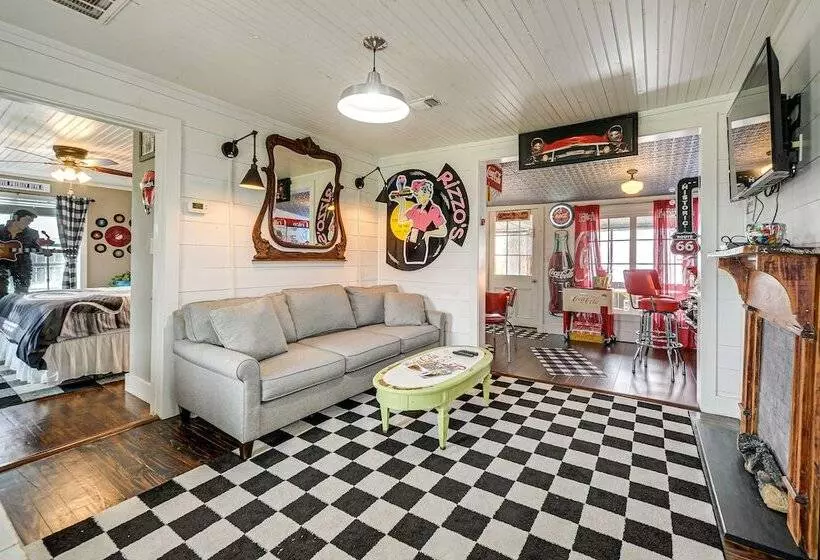 Retro Retreat In Llano W/ Screened Porch!