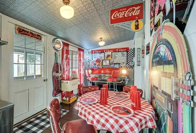 Retro Retreat In Llano W/ Screened Porch!