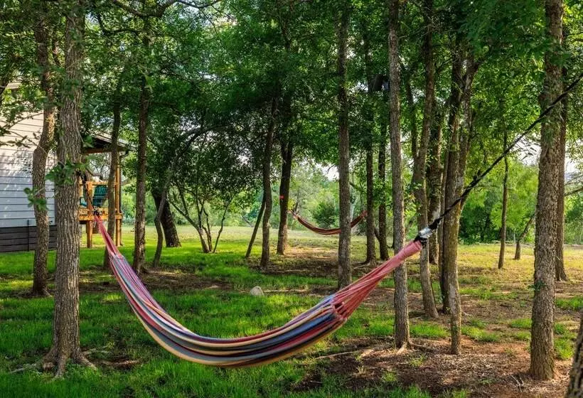 Bluebonnet Waterfront Cottage With Hot Tub