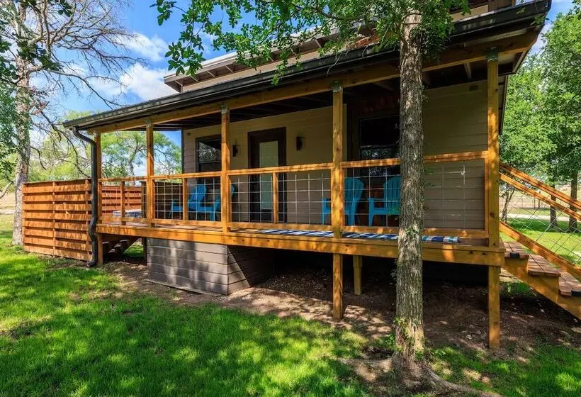 Bluebonnet Waterfront Cottage With Hot Tub