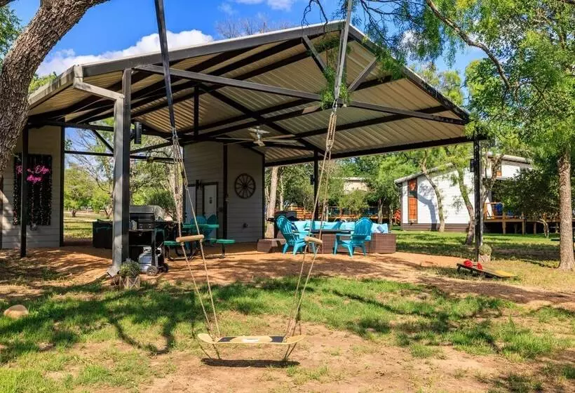 Bluebonnet Waterfront Cottage With Hot Tub