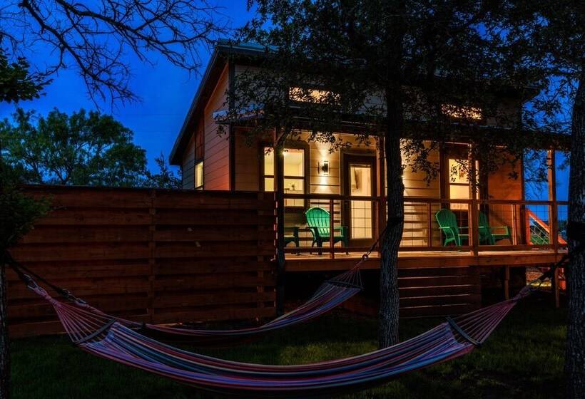 Bluebonnet Waterfront Cottage With Hot Tub