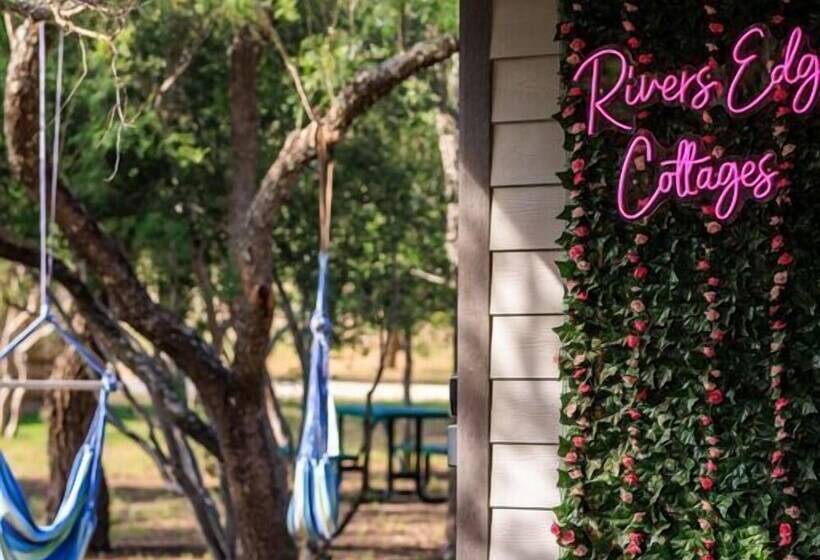 Bluebonnet Waterfront Cottage With Hot Tub