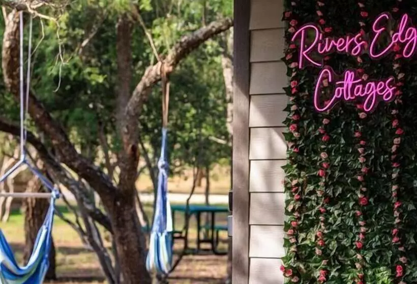 Bluebonnet Waterfront Cottage With Hot Tub