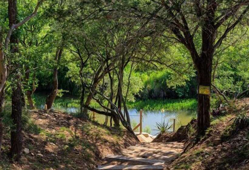 Bluebonnet Waterfront Cottage With Hot Tub