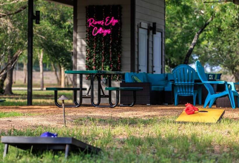 Bluebonnet Waterfront Cottage With Hot Tub