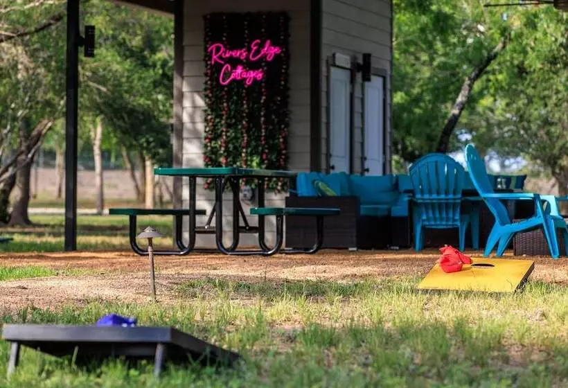 Bluebonnet Waterfront Cottage With Hot Tub