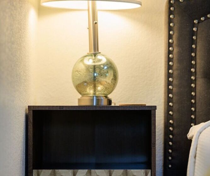 Bluebonnet Waterfront Cottage With Hot Tub