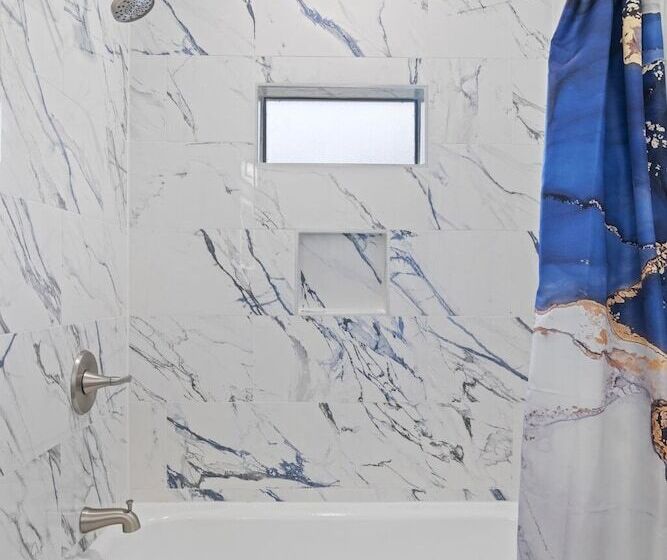 Bluebonnet Waterfront Cottage With Hot Tub