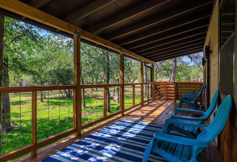 Bluebonnet Waterfront Cottage With Hot Tub