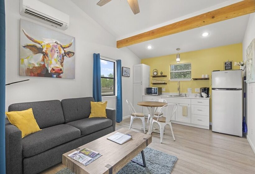 Bluebonnet Waterfront Cottage With Hot Tub