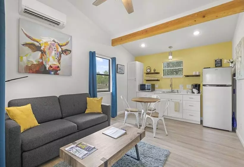 Bluebonnet Waterfront Cottage With Hot Tub