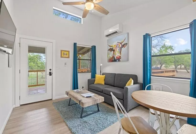 Bluebonnet Waterfront Cottage With Hot Tub