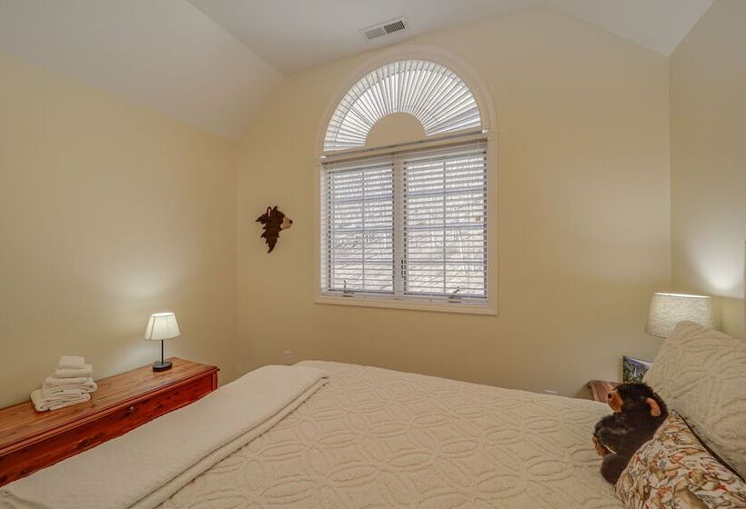 Burnsville Retreat W/ Hot Tub & Mountain Views!