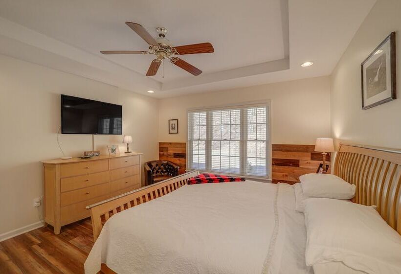 Burnsville Retreat W/ Hot Tub & Mountain Views!