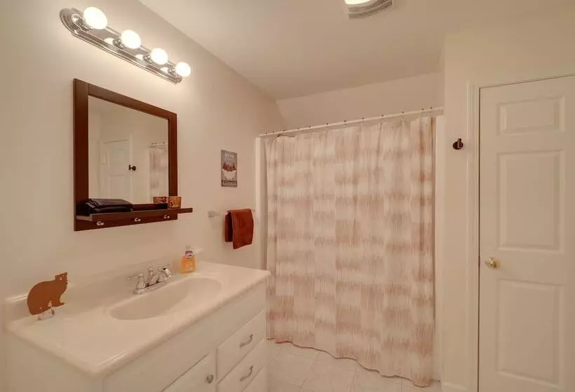 Burnsville Retreat W/ Hot Tub & Mountain Views!