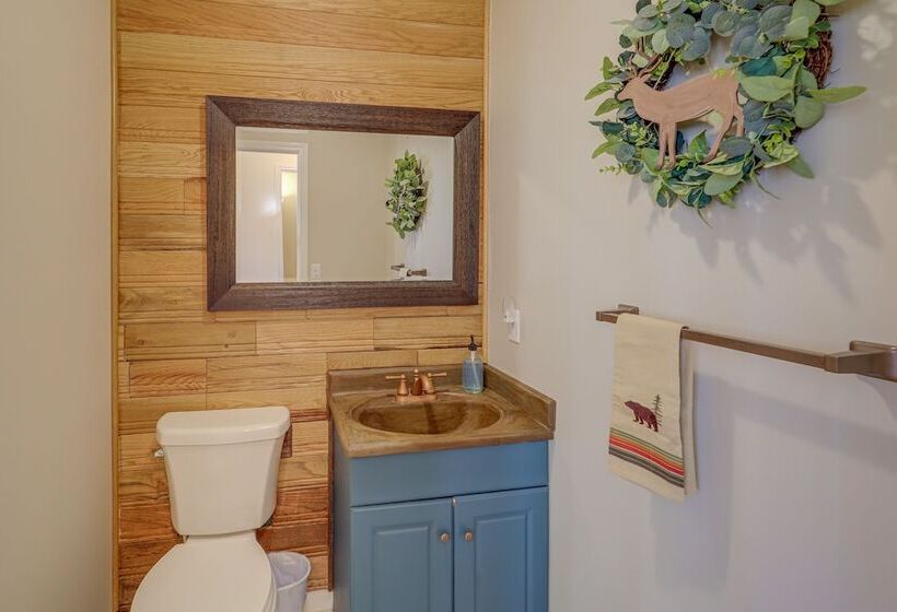 Burnsville Retreat W/ Hot Tub & Mountain Views!