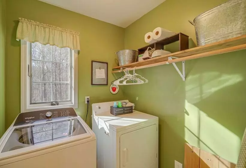Burnsville Retreat W/ Hot Tub & Mountain Views!