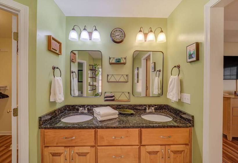 Burnsville Retreat W/ Hot Tub & Mountain Views!