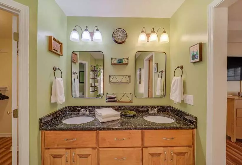 Burnsville Retreat W/ Hot Tub & Mountain Views!