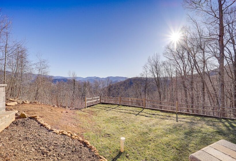 Burnsville Retreat W/ Hot Tub & Mountain Views!