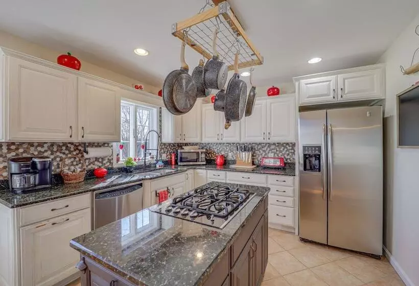 Burnsville Retreat W/ Hot Tub & Mountain Views!