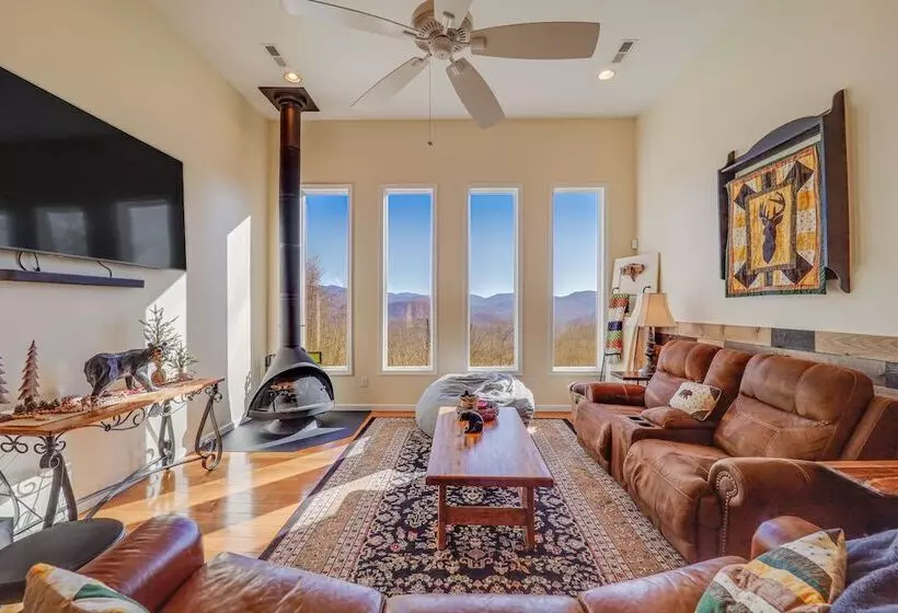 Burnsville Retreat W/ Hot Tub & Mountain Views!