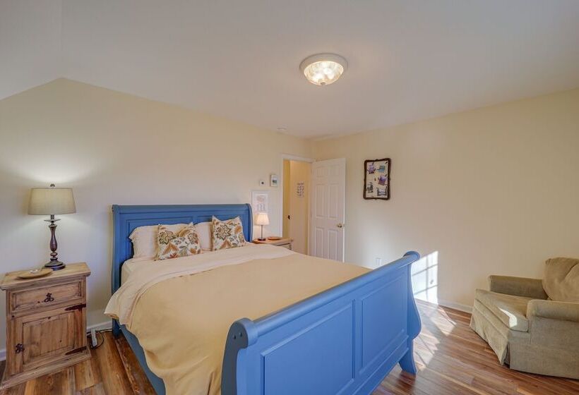 Burnsville Retreat W/ Hot Tub & Mountain Views!