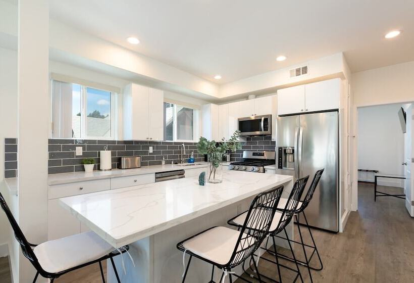 Downtown Darling By Avantstay Rooftop Deck, View