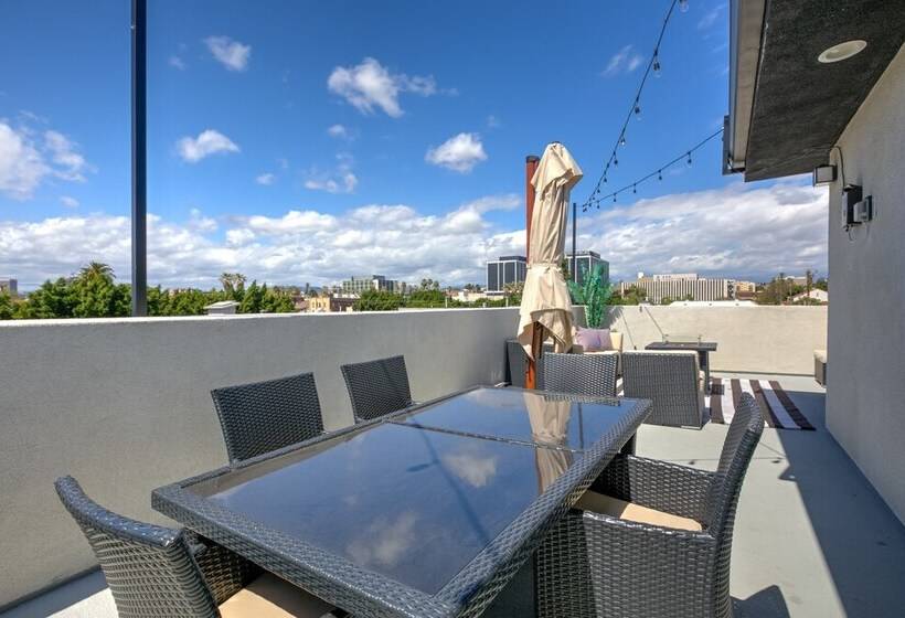 Downtown Darling By Avantstay Rooftop Deck, View