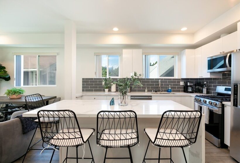 Downtown Darling By Avantstay Rooftop Deck, View